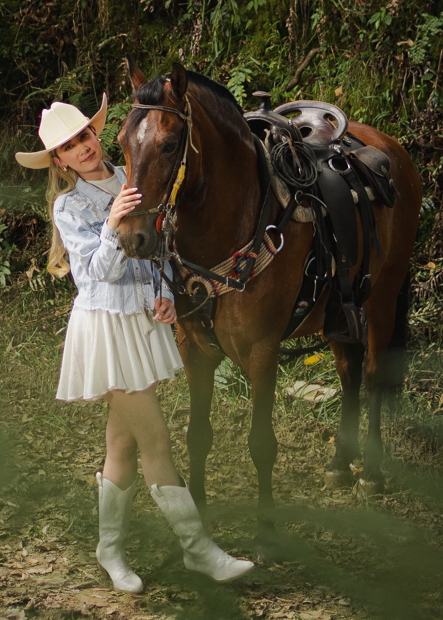 Fundadora de Equora junto a su caballo en una finca colombiana